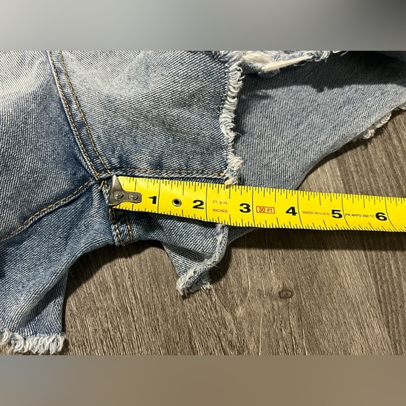 Sofia Jeans by Sofia Vergara Distressed Jean Shorts - Chi - Women’s Sz 2 - Picture 4 of 10